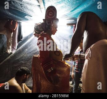 Préparation à la prestation de Theyyam - une forme de culte populaire rituel au Nord du Kerala, près de Kannur, en Inde. Banque D'Images