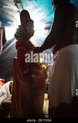 Préparation à la prestation de Theyyam - une forme de culte populaire rituel au Nord du Kerala, près de Kannur, en Inde. Banque D'Images