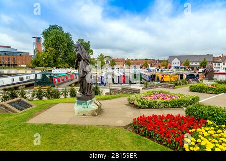 Des barges et des bateaux de longue taille colorés amarrés dans le bassin du canal Stratford upon Avon, sur la rivière Avon, Warwickshire, Angleterre, Royaume-Uni Banque D'Images