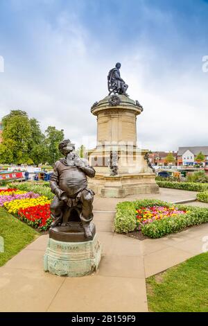 Le monument de Shakespeare conçu par Lord Ronald Gower est entouré de personnages de ses pièces de théâtre, Stratford upon Avon, Warwickshire, Angleterre, Royaume-Uni Banque D'Images