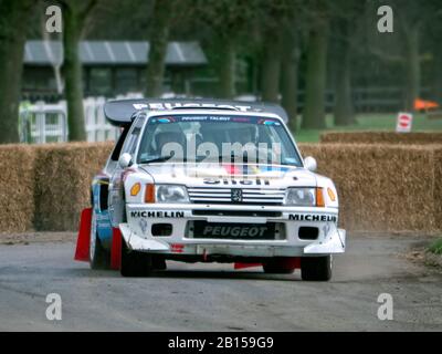 Peugeot 205 T16 sur la scène du rallye au Race Retro Motorsport Show Stoneleigh Park Warwickshire UK. . Banque D'Images