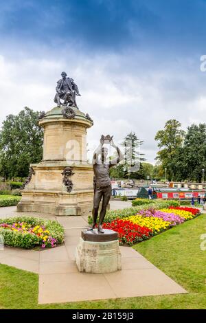 Le monument de Shakespeare conçu par Lord Ronald Gower est entouré de personnages de ses pièces de théâtre, Stratford upon Avon, Warwickshire, Angleterre, Royaume-Uni Banque D'Images