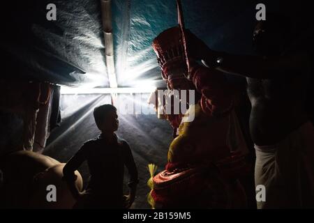 Préparation à la prestation de Theyyam - une forme de culte populaire rituel au Nord du Kerala, près de Kannur, en Inde. Banque D'Images