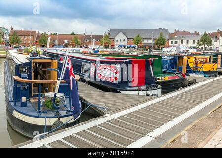 Des barges et des bateaux de longue taille colorés amarrés dans le bassin du canal Stratford upon Avon, sur la rivière Avon, Warwickshire, Angleterre, Royaume-Uni Banque D'Images