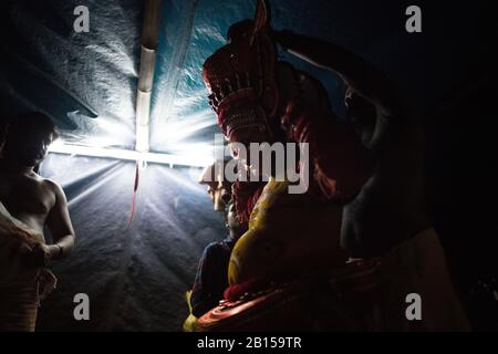 Préparation à la prestation de Theyyam - une forme de culte populaire rituel au Nord du Kerala, près de Kannur, en Inde. Banque D'Images