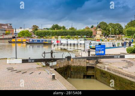 Des barges et des bateaux de longue taille colorés amarrés dans le bassin du canal Stratford upon Avon, sur la rivière Avon, Warwickshire, Angleterre, Royaume-Uni Banque D'Images