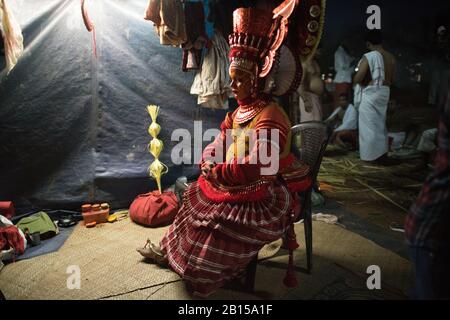 Préparation à la prestation de Theyyam - une forme de culte populaire rituel au Nord du Kerala, près de Kannur, en Inde. Banque D'Images