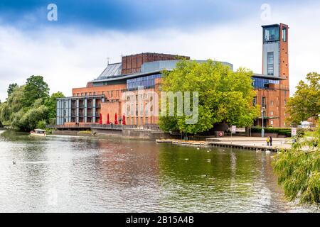 Le Royal Shakespeare Company Theatre est situé sur la rive de la rivière Avon à Stratford upon Avon, Warwickshire, Angleterre, Royaume-Uni Banque D'Images