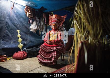 Préparation à la prestation de Theyyam - une forme de culte populaire rituel au Nord du Kerala, près de Kannur, en Inde. Banque D'Images