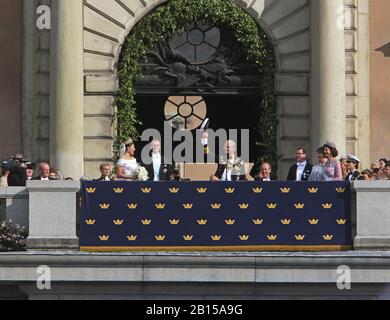 Le roi Carl XVI Gustaf applaudit la princesse Victoria et le prince Daniel au château de Stockholm. Le mariage de Victoria, de la princesse de la Couronne de Suède et de Daniel Westling a eu lieu le 19 juin 2010 à la cathédrale de Stockholm.Stockholm 2010-06-19 photo Jeppe Gustafsson Banque D'Images