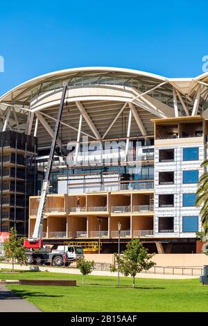 Adélaïde, Australie - 23 février 2020 : Hôtel Oval en construction, vu des jardins Pennington par une journée lumineuse Banque D'Images