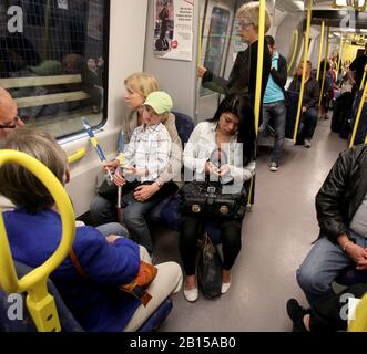 Les gens dans le métro avant le mariage entre la princesse Victoria et le prince Daniel. Le mariage de Victoria, de la princesse de la Couronne de Suède et de Daniel Westling a eu lieu le 19 juin 2010 à la cathédrale de Stockholm.Stockholm 2010-06-19 photo Jeppe Gustafsson Banque D'Images