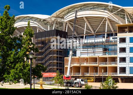 Adélaïde, Australie - 23 février 2020 : Hôtel Oval en construction, vu des jardins Pennington par une journée lumineuse Banque D'Images