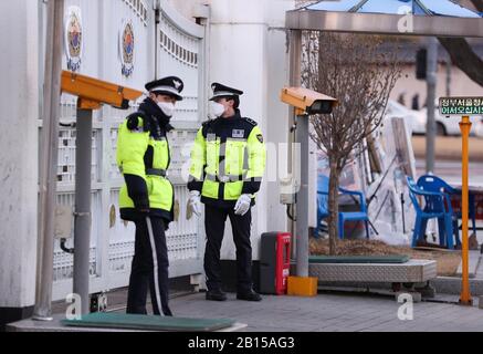 Séoul, Corée Du Sud. 23 février 2020. Les policiers sont en service à l'extérieur du complexe gouvernemental de Séoul, en Corée du Sud, le 23 février 2020. La Corée du Sud a levé dimanche son alerte à quatre niveaux de virus au niveau le plus élevé car le nombre de cas d'infection à COVID-19 a grimpé à 602 au cours des derniers jours, le nombre de décès étant passé à cinq. Crédit: Wang Jingqiang/Xinhua/Alay Live News Banque D'Images