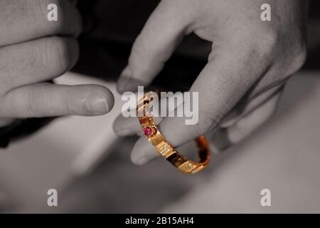 Mains de Stefano Canturi montrant une capture de saphir de diamant et d'or à une présentation de bijoux de luxe et une fête de déjeuner à Canturi à Sydney Banque D'Images