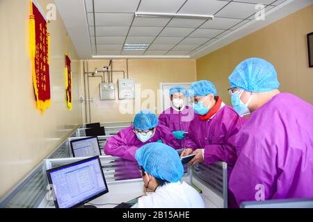 (200223) -- XIAOGAN, 23 février 2020 (Xinhua) -- Liu Jinglun (2ème R) et le personnel médical de Chongqing communiquent les traitements avec des médecins locaux à l'hôpital des premiers Habitants du comté de Xiaochang, dans la ville de Xiaogan, dans la province de Hubei en Chine centrale, 21 février 2020. Liu Jinglun, 42 ans, médecin du premier hôpital Affilié de l'Université médicale de Chongqing, est arrivé à Xiaogan en tant que membre du premier groupe d'équipes médicales de Chongqing pour aider à lutter contre le nouvel épidémie de coronavirus (COVID-19) à Hubei. En tant que chef d'équipe pour les cas graves, Liu exerce les plus grands efforts, y compris Banque D'Images