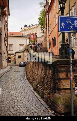 Rue inférieure et marches du château, Zámecké Schody un chemin escarpé qui est documenté depuis et était au Moyen âge connu comme un chemin escarpé, Prague Banque D'Images