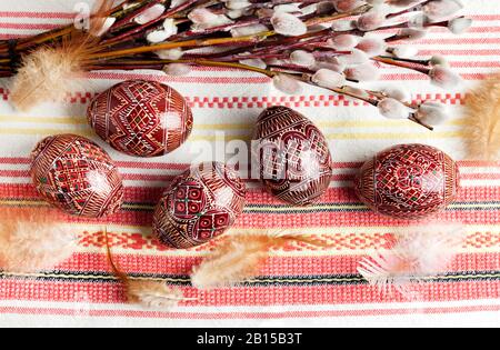 Pâques toujours la vie avec la pysanka sur le tissu ukrainien traditionnel. Oeufs de Pâques décorés, traditionnels pour la culture de l'Europe de l'est. Plat Banque D'Images