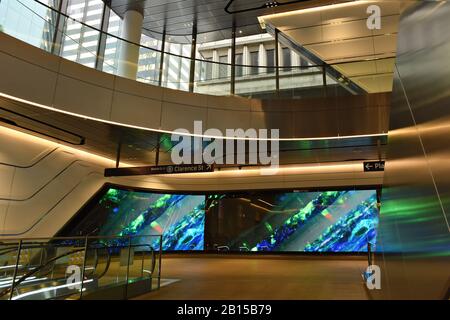 Sur le chemin de Barangaroo, Sydney depuis la gare de Wynyard se trouve « Wynscreen », une installation vidéo et artistique publique sur grand écran dans le hall piétonnier Banque D'Images