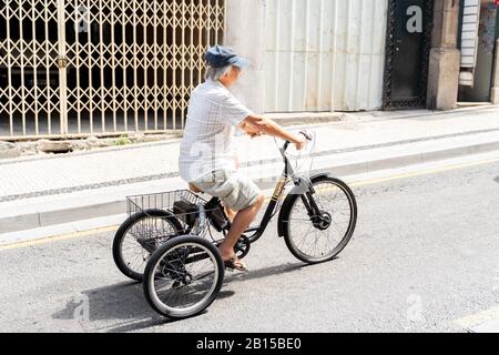 ancien homme à la retraite qui a un tricycle. Vie active d'un homme âgé dans une ville à la retraite. Porto, Portugal, 25.08.2019 Banque D'Images