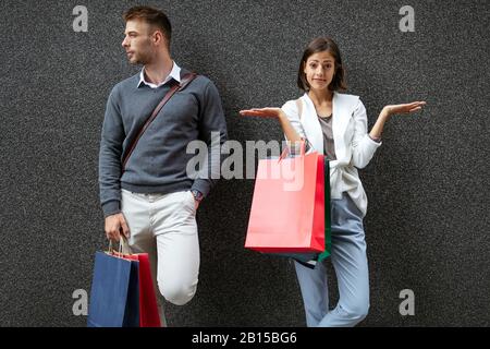 Belle jeune femme shopaholique avec un ajout de shopping. Concept de vendredi noir. Banque D'Images