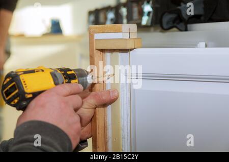 Le maître de porte d'armoire foreuse une porte de trou Banque D'Images