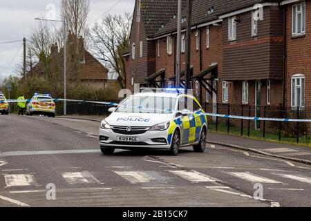 Aveley, Essex, Royaume-Uni. 23 février 2020. Les policiers et les autorités judiciaires enquêtent sur une collision de circulation routière/frappent et courent sur Purfleet Road où un homme dans ses années 50 a été frappé par un véhicule qui n'a pas réussi à s'arrêter. L'homme a été hospitalisé avec des blessures graves, voire mortelles, et la police d'Essex fait appel à des témoins. Crédit: Ricci Fothergill/Alay Live News Banque D'Images