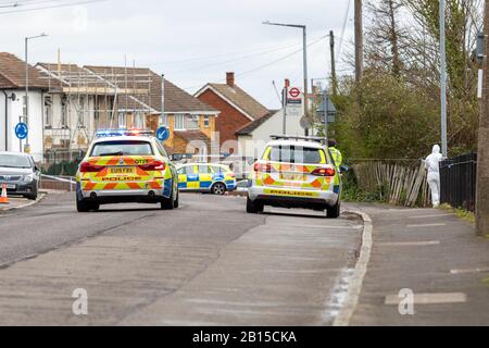 Aveley, Essex, Royaume-Uni. 23 février 2020. Les policiers et les autorités judiciaires enquêtent sur une collision de circulation routière/frappent et courent sur Purfleet Road où un homme dans ses années 50 a été frappé par un véhicule qui n'a pas réussi à s'arrêter. L'homme a été hospitalisé avec des blessures graves, voire mortelles, et la police d'Essex fait appel à des témoins. Crédit: Ricci Fothergill/Alay Live News Banque D'Images