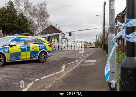 Aveley, Essex, Royaume-Uni. 23 février 2020. Les policiers et les autorités judiciaires enquêtent sur une collision de circulation routière/frappent et courent sur Purfleet Road où un homme dans ses années 50 a été frappé par un véhicule qui n'a pas réussi à s'arrêter. L'homme a été hospitalisé avec des blessures graves, voire mortelles, et la police d'Essex fait appel à des témoins. Crédit: Ricci Fothergill/Alay Live News Banque D'Images