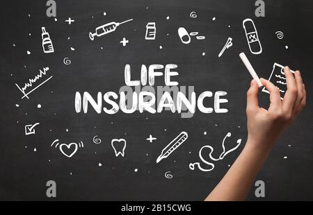 Dessin à la main l'inscription d'assurance-vie avec craie blanche sur tableau noir, concept médical Banque D'Images