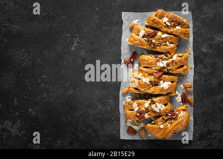 Strudel tressée à pâte feuilletée au chocolat maison, tarte aux noix de pécan et aux amandes, vue de dessus Banque D'Images