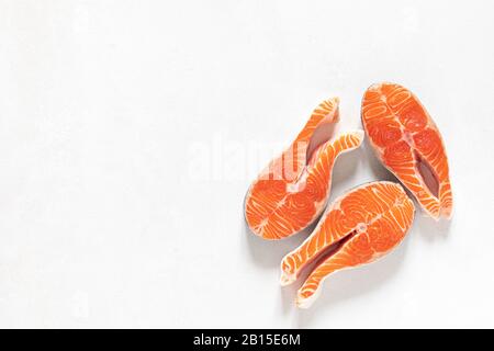 Saumon. Steaks de saumon frais crus sur fond blanc, vue de dessus Banque D'Images