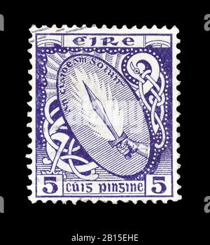 Timbre-poste annulé imprimé par l'Irlande, qui montre Sword of Light, vers 1968. Banque D'Images