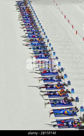 Antholz, Italie. 23 février 2020. Biathlon: Championnat du monde, démarrage de masse 12,5 km, femmes. Les athlètes sont au premier tir. Crédit: Hendrik Schmidt/Dpa/Alay Live News Banque D'Images