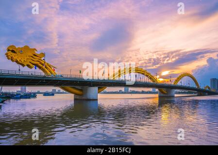 Dragon Bridge à Da nang, Vietnam la nuit Banque D'Images