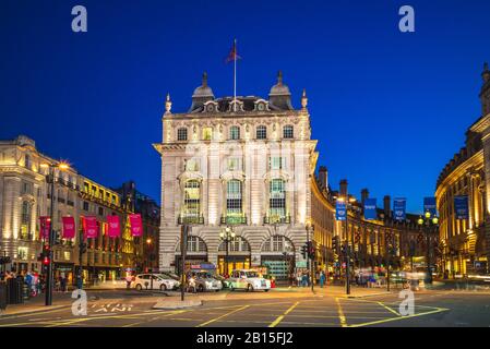 Londres, Royaume-Uni - 3 juillet 2018 : vue nocturne du cirque de piccadilly, jonction de route et espace public du West End de Londres dans la ville de Westminster. Banque D'Images