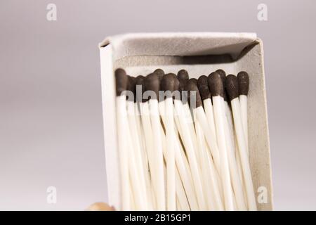 Un concept créatif d'une boîte de correspondance de cire avec bâton et tête noire Banque D'Images