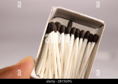 Un concept créatif d'une boîte de correspondance de cire avec bâton et tête noire Banque D'Images