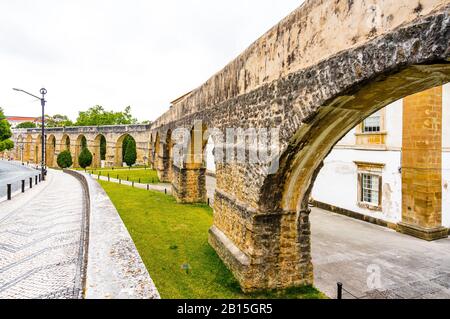 Vue sur l'aqueduc romain de Coimbra, Portugal Banque D'Images