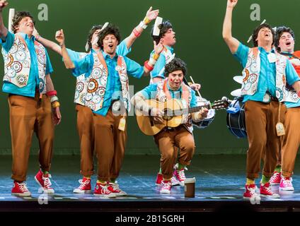 Cadix, Espagne. 22 février 2020. Les hommes costeumés chantent leur contribution 'No Aguantamos mas vamos de impacientes' à la compétition. Ils ont remporté le deuxième prix dans la catégorie "Chirigotas" dans la compétition annuelle des groupes musicaux, COAC 2020, et le Carnaval de Cadix est un festival d'intérêt touristique international. Chaque année, différents groupes de musique rivalisent les uns avec les autres dans différentes catégories et styles. Les textes couvrent divers sujets de la vie et des nouvelles actuelles, toujours avec humour, sarcasme et sensibilité. Crédit: Felipe Passolas/Dpa/Alay Live News Banque D'Images