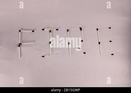 Un concept créatif d'une boîte de correspondance de cire avec bâton et tête noire Banque D'Images