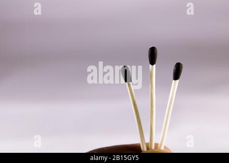 Un concept créatif d'une boîte de correspondance de cire avec bâton et tête noire Banque D'Images