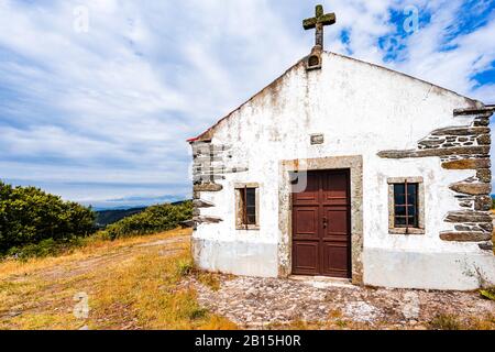 Vue sur la petite chapelle sur la montagne à côté du village de Provesende dans la région du Douro, au Portugal Banque D'Images