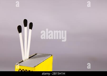 Un concept créatif d'une boîte de correspondance de cire avec bâton et tête noire Banque D'Images