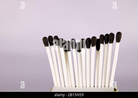 Un concept créatif d'une boîte de correspondance de cire avec bâton et tête noire Banque D'Images