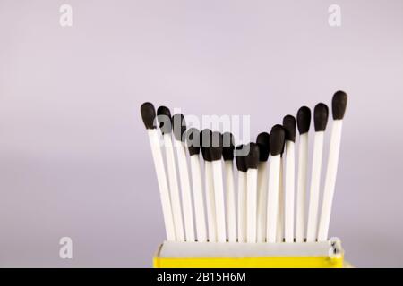 Un concept créatif d'une boîte de correspondance de cire avec bâton et tête noire Banque D'Images