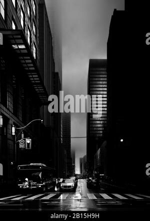 Un très surréaliste tôt le matin du brouillard qui couvrait le centre-ville de Toronto Canada financial district et alentours. Photographie originale à l'aide d'un Canon Banque D'Images