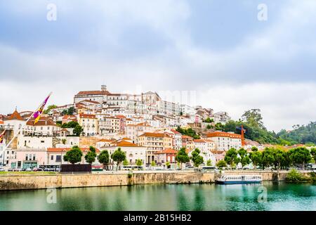 Vue sur le centre-ville médiéval de Coimbra sur la rivière Mondego, Portugal Banque D'Images