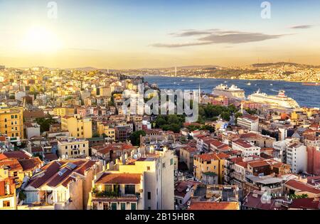 Istanbul au coucher du soleil, Turquie. Le Bosphore divise la ville en parties asiatique et européenne. Vue du côté européen. Banque D'Images