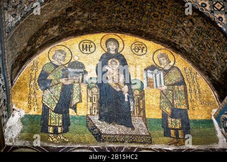 Istanbul - 25 mai 2013 : mosaïque dorée à l'intérieur de la basilique Sainte-Sophie, Turquie. Ancienne art orthodoxe de l'est la Sainte-Sophie ancienne est un point de repère d'Istanbul. Banque D'Images